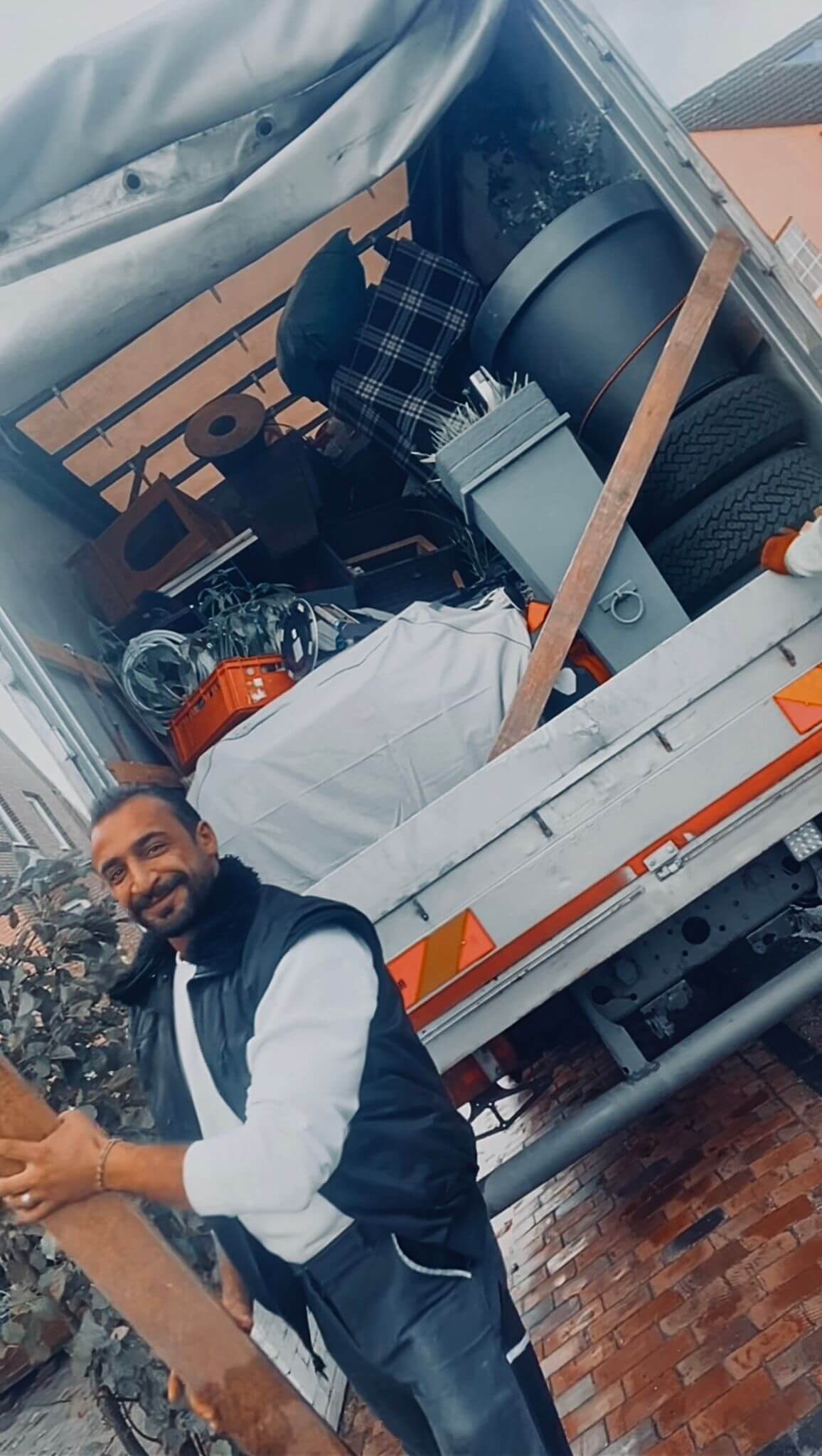 Umzugshelfer von YG Umzüge Kleve vor beladenem Transporter