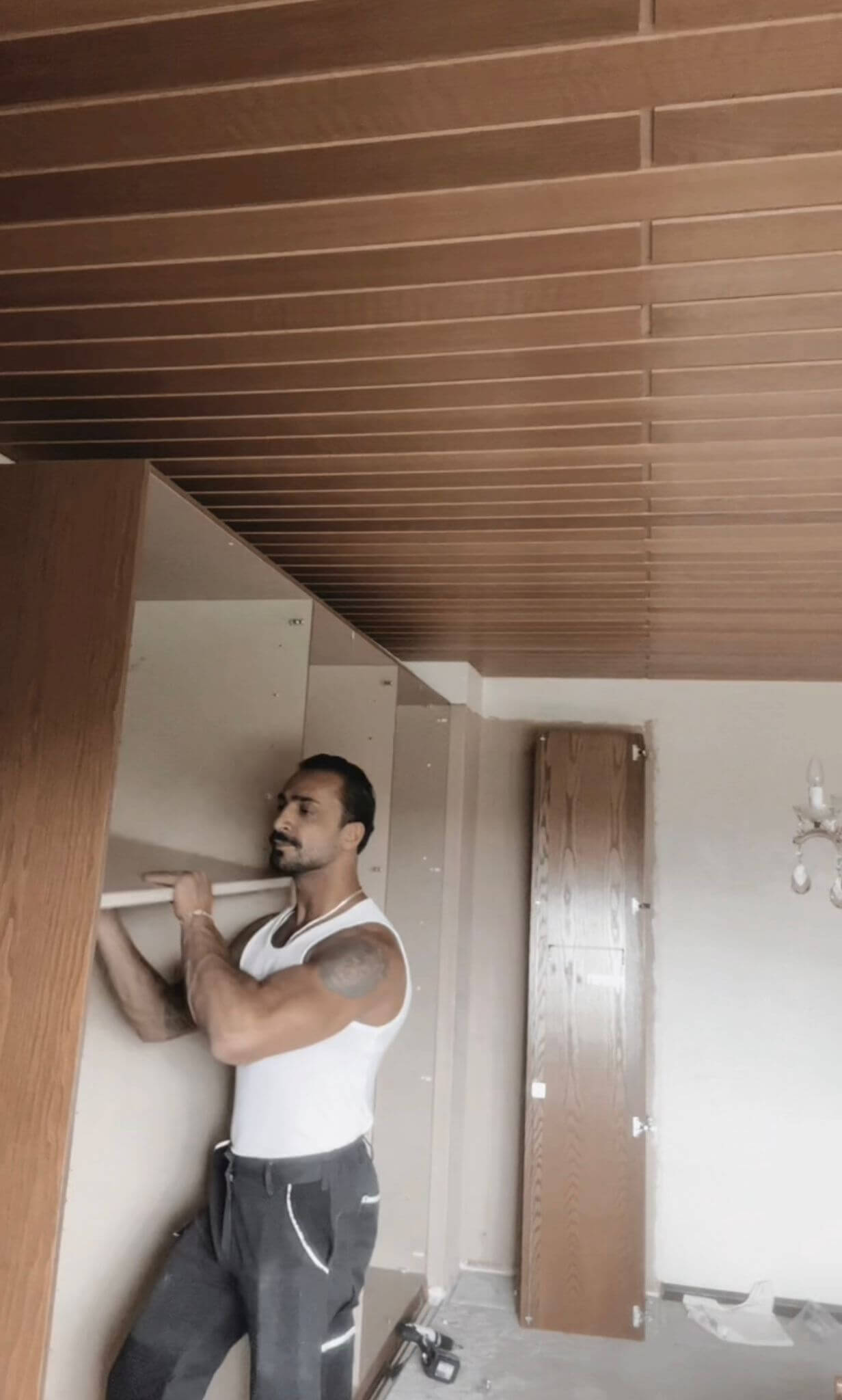 Mitarbeiter demontiert einen Schrank