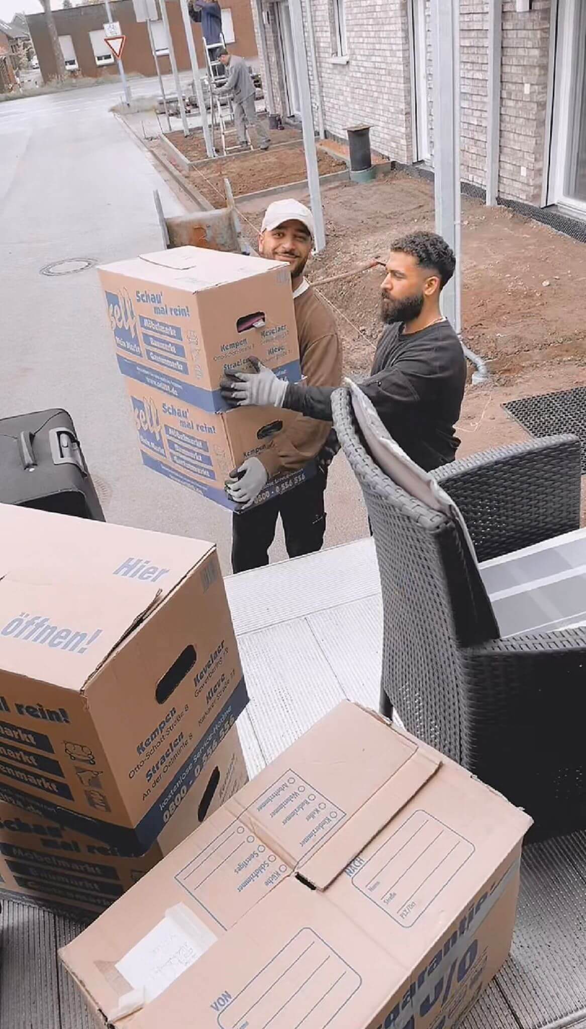 Mitarbeiter von YG Umzüge beladen den Transport mit Umzugskartons