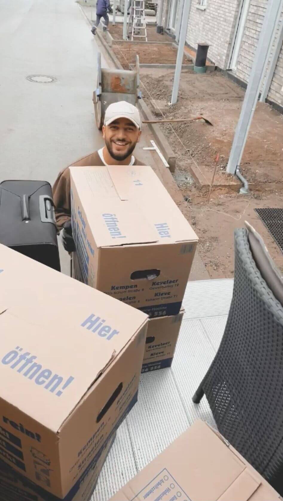 Mitarbetier von YG Umzüge tragen einen Schrank